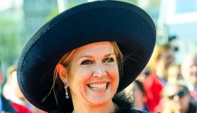 Maxima d’Olanda innamorata dei cappelli e delle piume, i look chic e originali