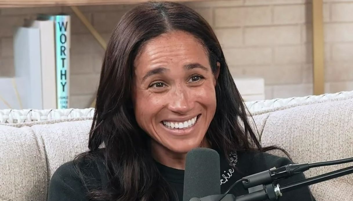 Meghan Markle sorridente e senza trucco