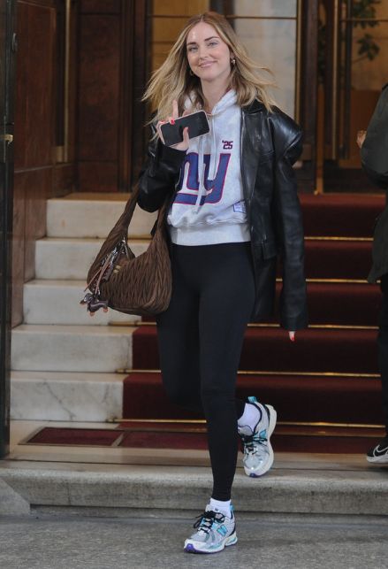 Chiara Ferragni esce dallo studio del suo avvocato
