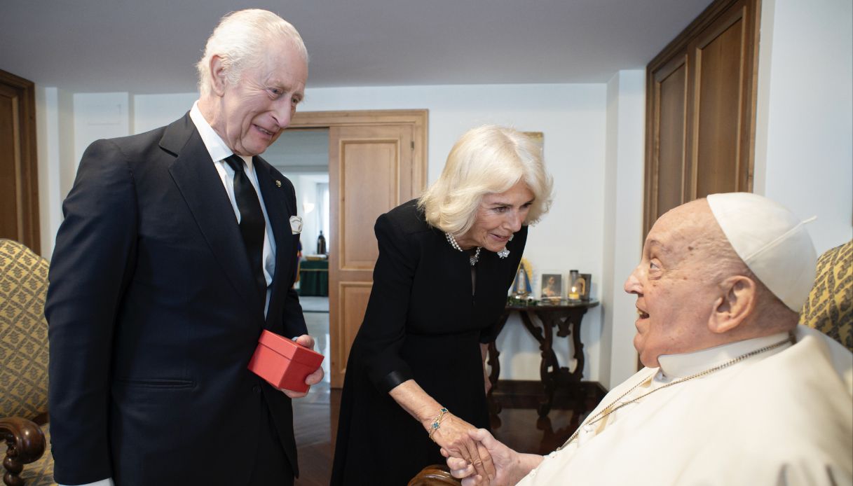 Re Carlo, la Regina Camilla e Papa Francesco