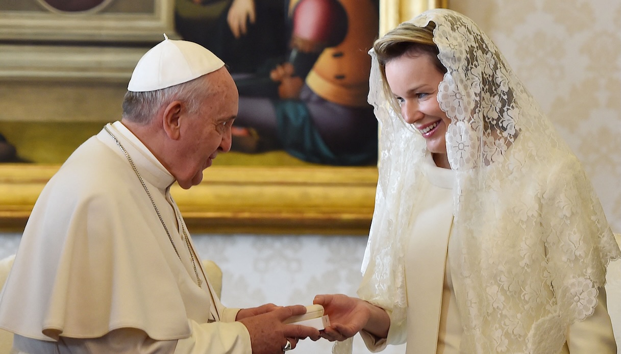 La Regina Mathilde del Belgio e Papa Francesco nel 2015