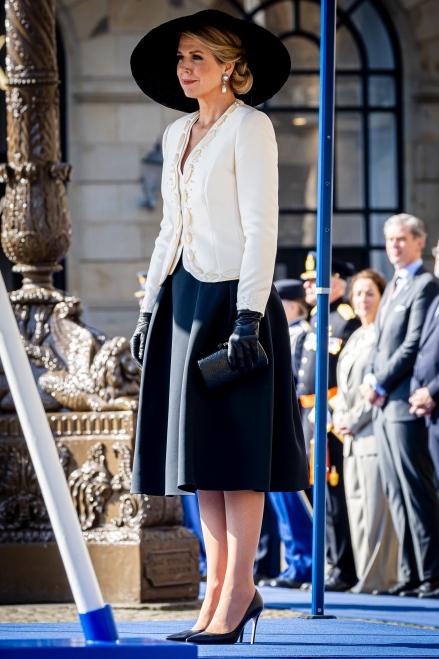 Maxima d'Olanda, il look bon ton chic sfoggiato ad Amsterdam