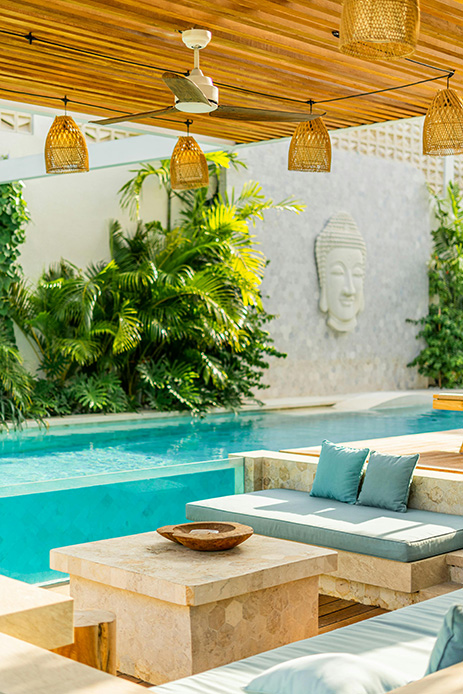 Un angolo relax in stile resort, con materiali naturali e colori neutri per un’atmosfera sofisticata