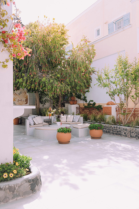 Elementi naturali e sedute integrate per un giardino dal design accogliente e funzionale