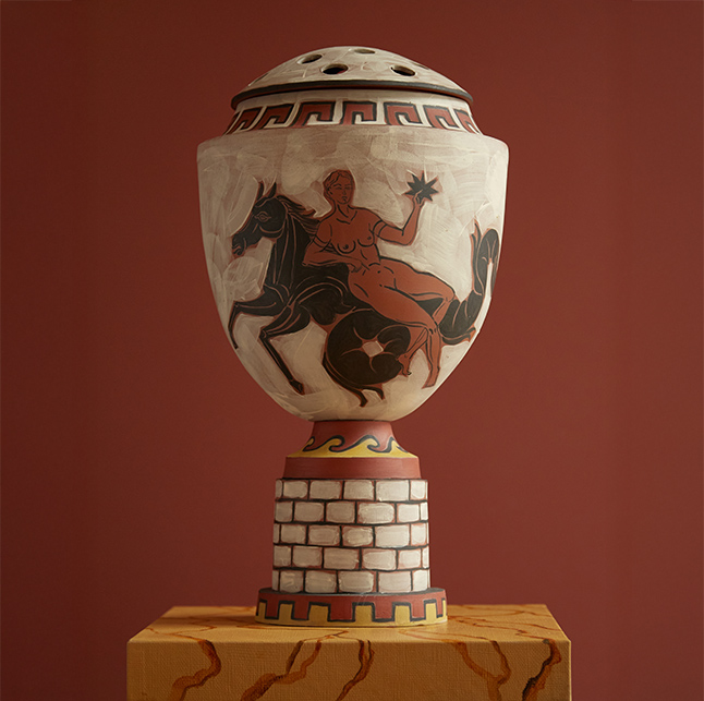 Un vaso ispirato alla ceramica attica, rielaborato con colori e linee contemporanee: arte da esporre, ma anche da usare