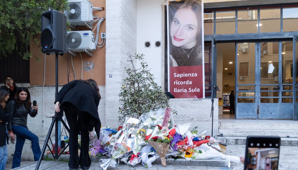 Roma, fiori in ricordo di Ilaria Sula di fronte alla sede della Facoltà di Statistica dell’Università La Sapienza