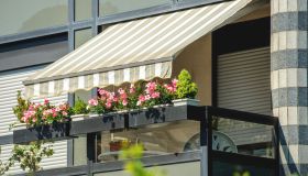 Tenda da sole strappata, tutti i metodi per ripararla