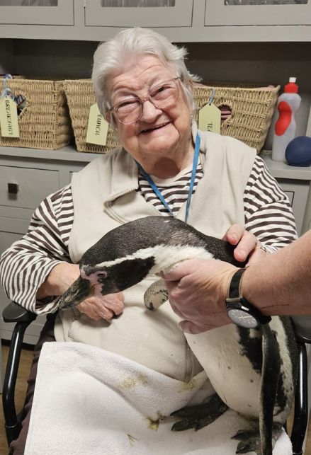 Pamela Parker tiene in braccio un pinguino