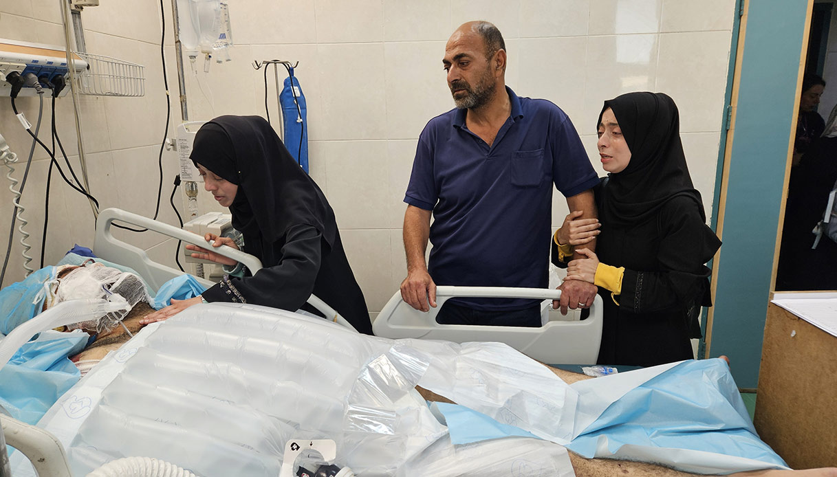 Alaa Al-Najjar, pediatra di Gaza, che ha visto morire 9 dei suoi 10 figli, assiste suo marito rimasto anche lui gravemente ferito
