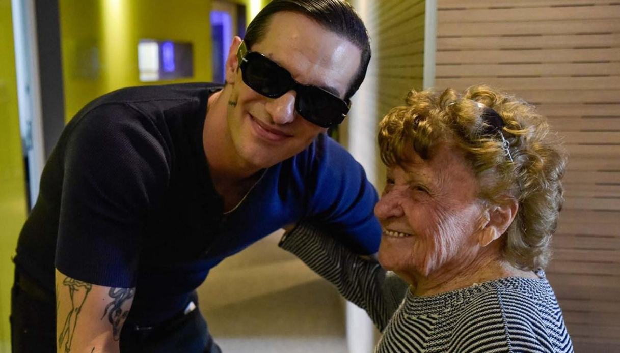 Achille Lauro con la sua fan