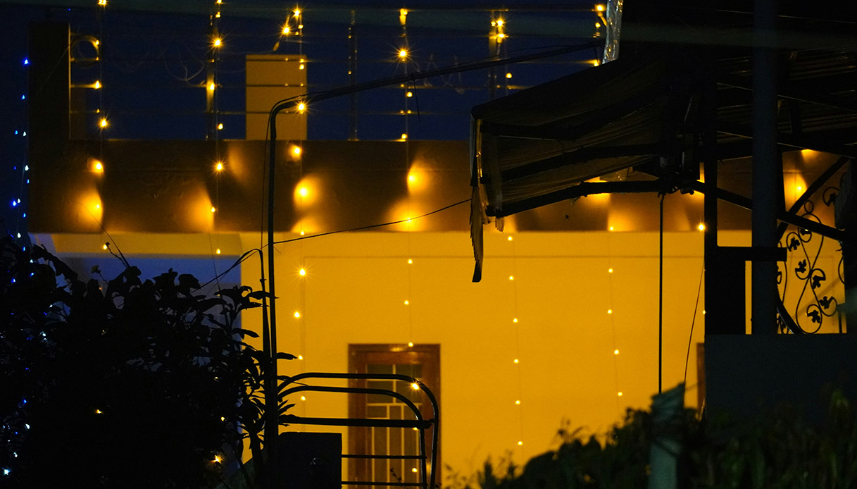 Ghirlande luminose e punti luce caldi per un terrazzo scenografico anche di notte