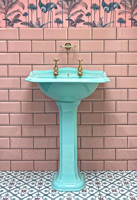 Sanitari colorati, come questo lavabo turchese su sfondo rosa pastello, evocano atmosfere retrò reinterpretate in chiave contemporanea