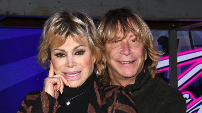 Enzo Paolo Turchi a La Volta Buona, com’è la vera Carmen Russo: “Metto i tappi e fingo d’ascoltarla”