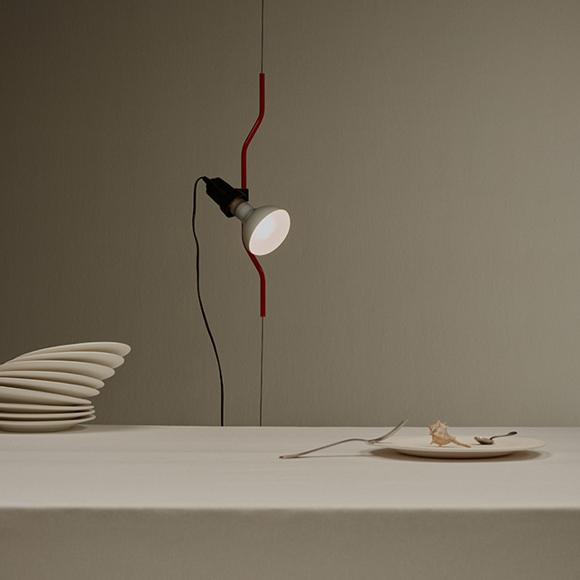 La lampada Parentesi di Flos: minimalismo dinamico e colore d’autore, icona del design modulabile firmata Castiglioni-Manzù