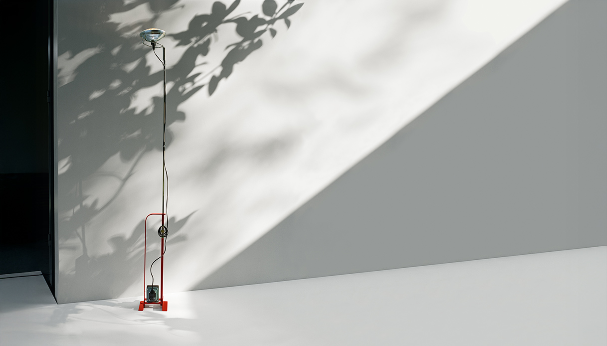 Toio di Flos: da un fanale d’auto a scultura luminosa. Un classico del design industriale poetico dei fratelli Castiglioni