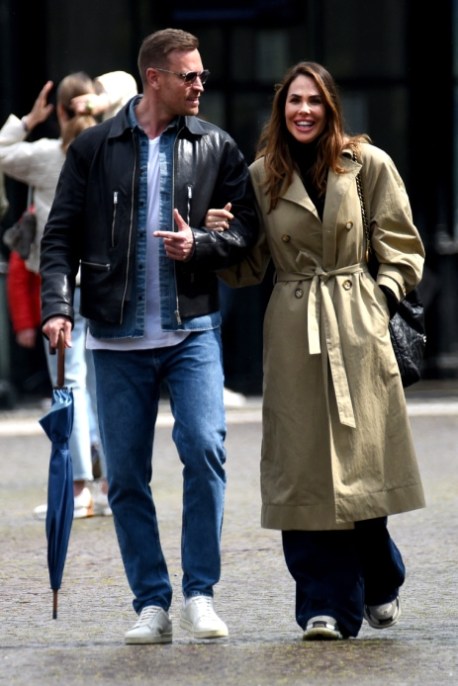 Ilary Blasi romantica dopo la fine di The Couple, il look mano nella mano con Bastian