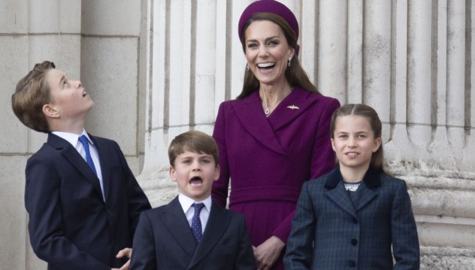Kate Middleton ride insieme ai suoi figli George, Charlotte e Louis
