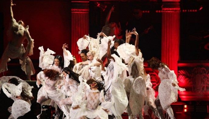 Lady Gaga dea a Rio De Janeiro, look bianco