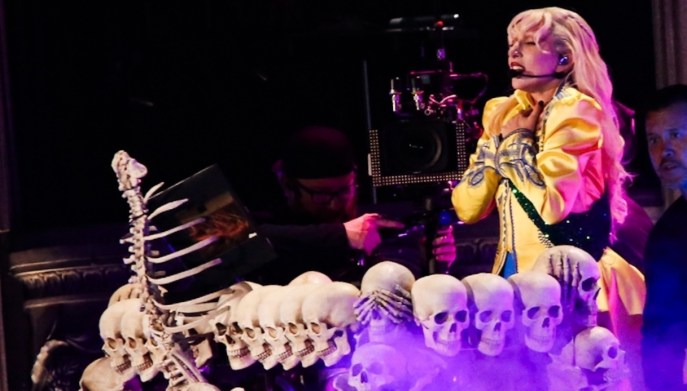 Lady Gaga dea a Rio De Janeiro, look giallo