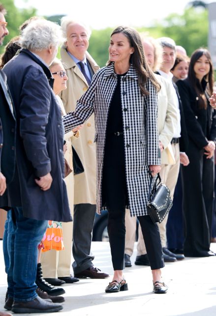 Letizia di Spagna con trench Vichy