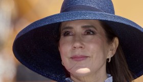 Mary di Danimarca, il look da crociera è ispirato alla primavera, l’abito a fiorellini azzurri