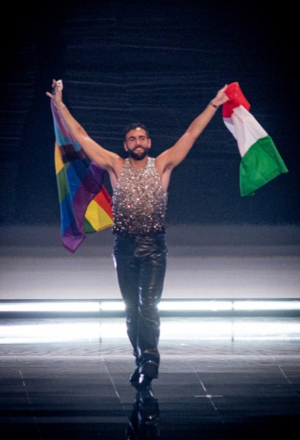 Marco Mengoni con la bandiera arcobaleno sul palco dell'Eurovision 2023