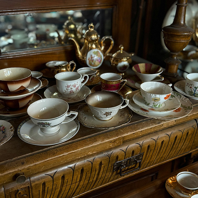 Tazze da tè su credenza antica