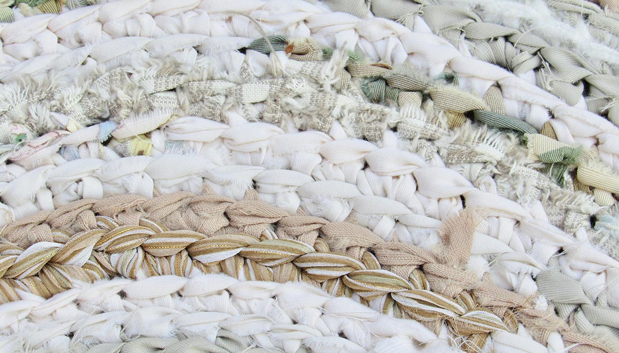 Tappeto intrecciato in tessuti naturali