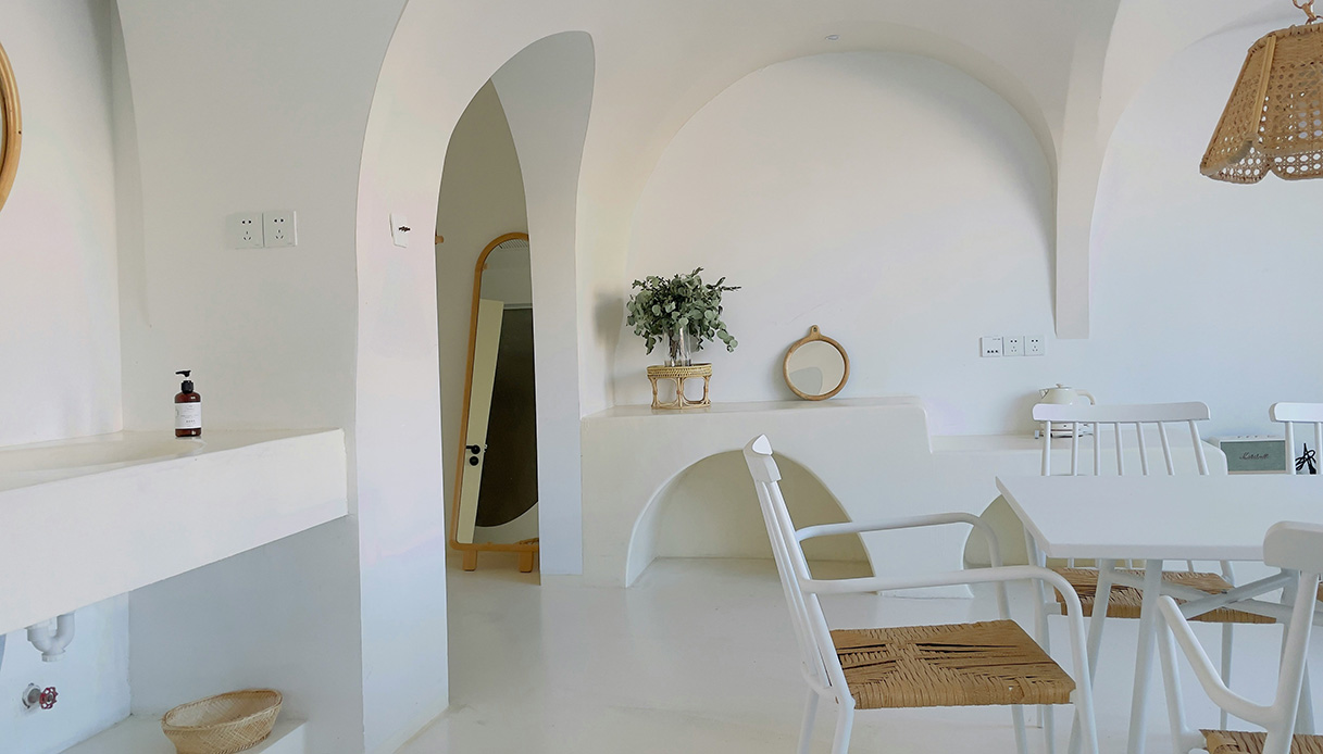 Ambiente domestico total white con arredi in legno