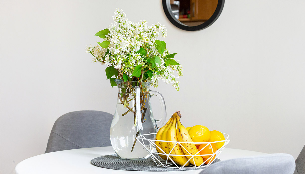 Fiori bianchi e frutta sul tavolo da cucina