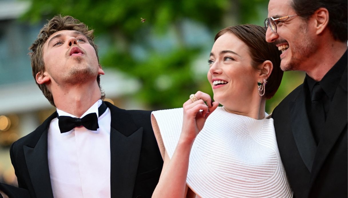 Austin Butler prova a "scacciare" l'ape soffiando