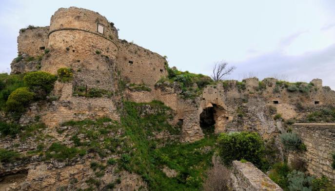 Il castello visto dal basso
