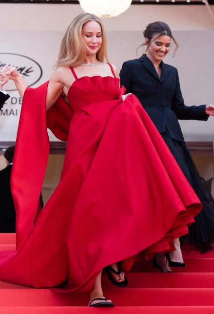 Jennifer Lawrence a Cannes 2023 con le infradito