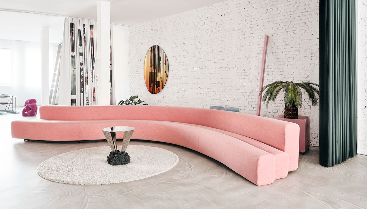 Il divano modulare Osaka, rieditato da laCividina: sinuosità, sostenibilità e colori contemporanei in dialogo con l’architettura