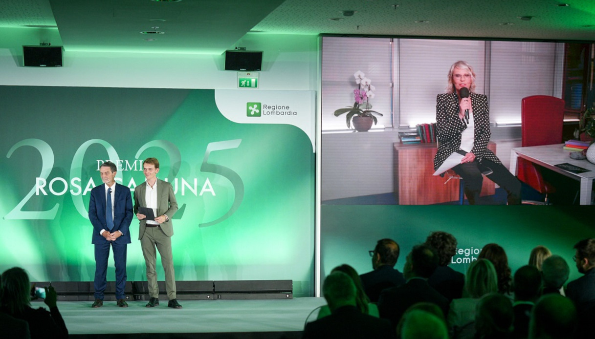 Maria De Filippi interviene al Premio Rosa Camuna 2025