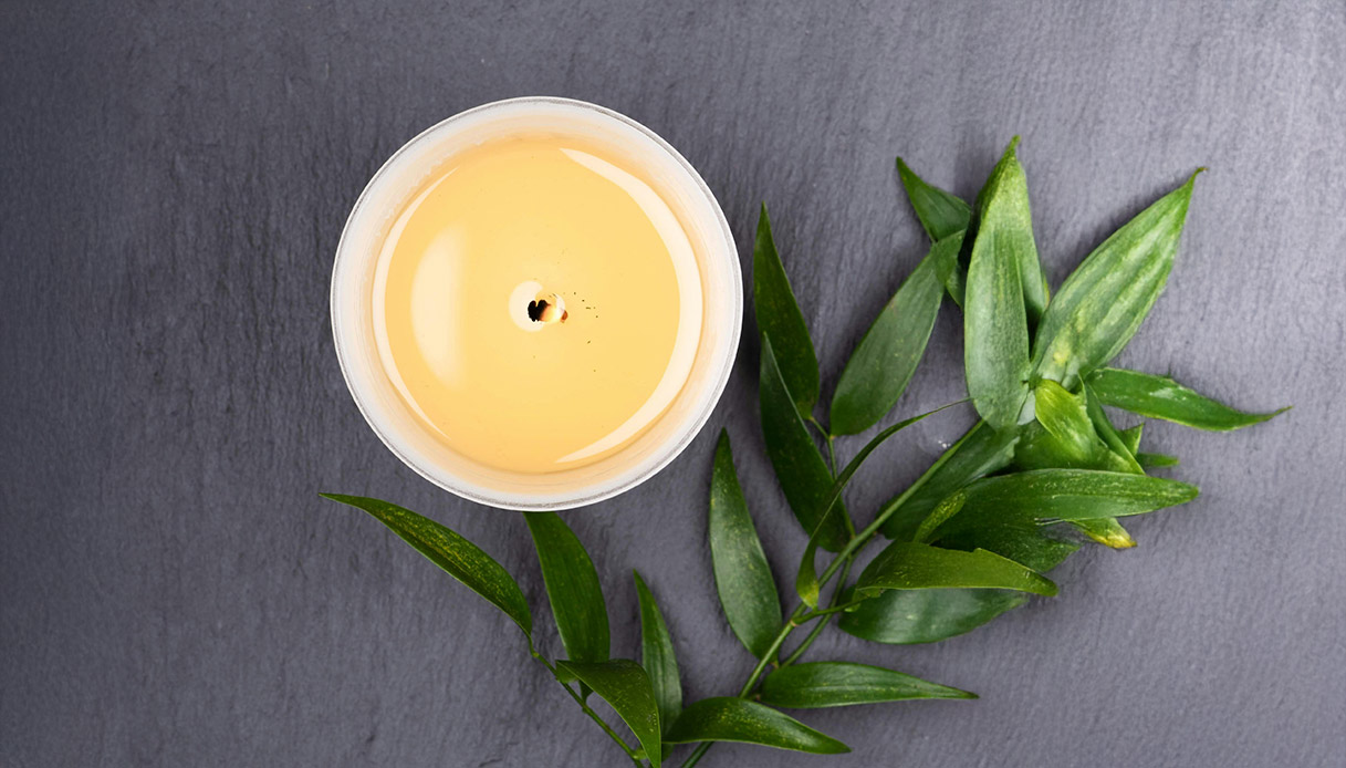 Le candele profumate aggiungono calore e atmosfera: un gesto semplice che trasforma la quotidianità in rituale di benessere