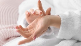 Pelle delle mani, come mantenerla giovane e proteggerla da caldo, freddo e allergie