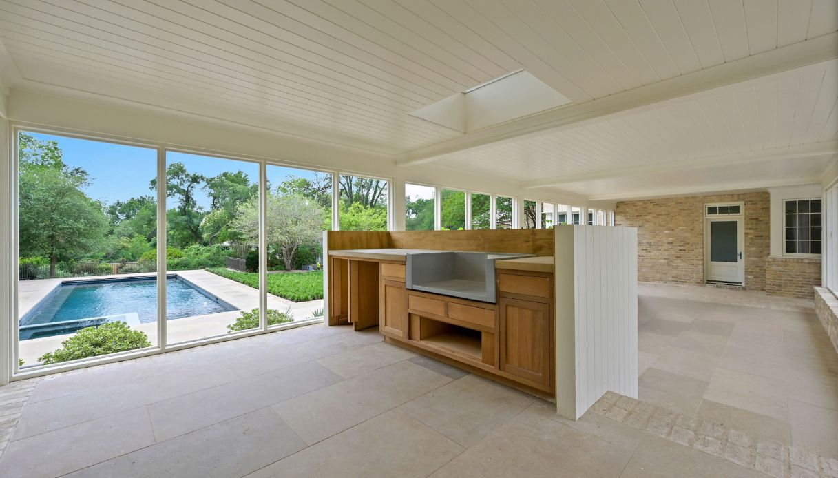 La veranda da sogno, con spazio cucina e piscina all'aperto