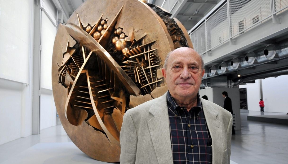 Arnaldo Pomodoro con una delle sue opere