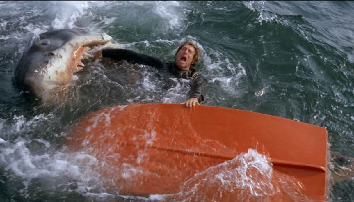 Una scena del film "Lo Squalo"
