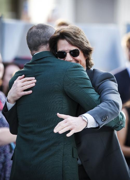 L'abbraccio tra Brad Pitt e Tom Cruise