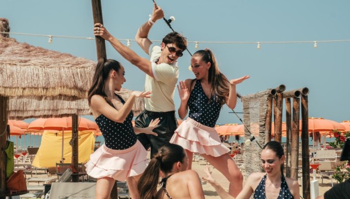 Riki nel videoclip di Cha Cha Twist