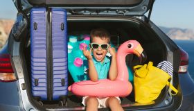 Viaggi in auto con bimbi annoiati? Ecco come intrattenerli in base all’età