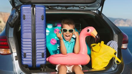 Viaggi in auto con bimbi annoiati? Ecco come intrattenerli in base all’età