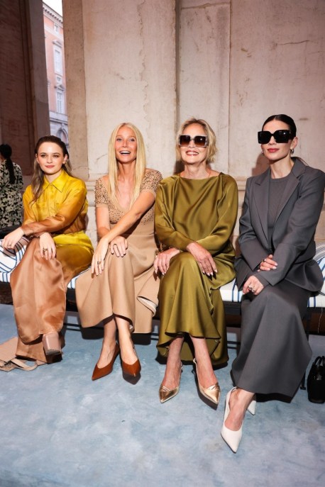 Joey King, Gwyneth Paltrow e Sharon Stone alla sfilata Max Mara primo piano