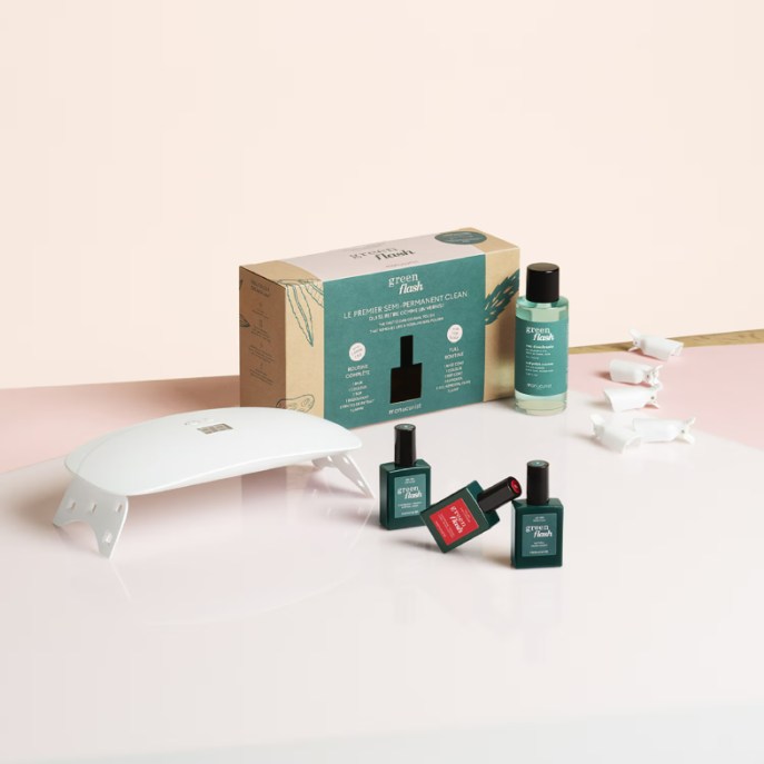 Cherry nails, la tendenza juicy che porta le ciliegie sulle tue unghie è la nostra nuova ossessione.
