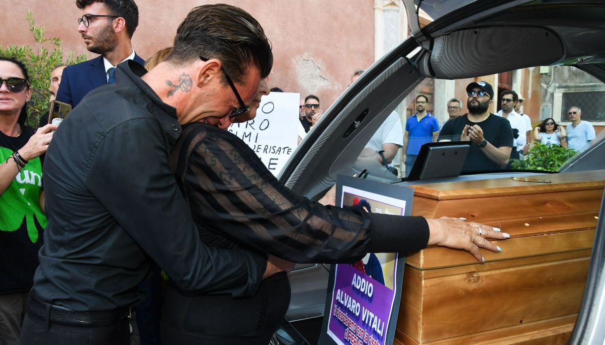 Manolo abbraccia la moglie di Alvaro Vitali