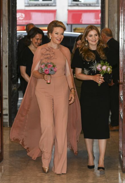 Matilde del Belgio indossa la tuta rosa di Elie Saab
