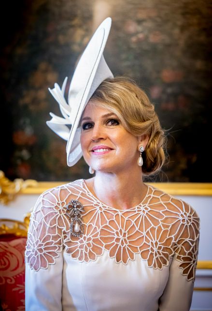 Maxima d'Olanda a Praga con vistoso copricapo