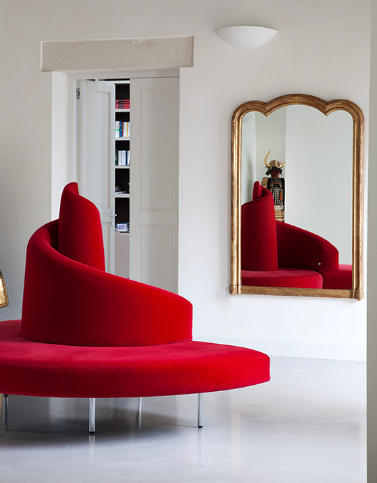 Divano rosso moderno davanti